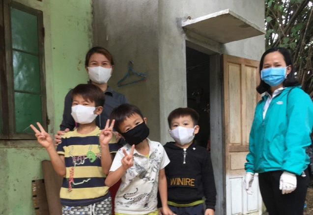 Barn med munskydd i Vietnam