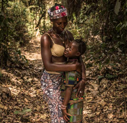 8-åriga Sagbé och hennes mamma Hélène i Guinea