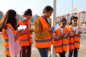 Fem flickor med reflexvästar och anteckningsblock i Kairo, Egypten