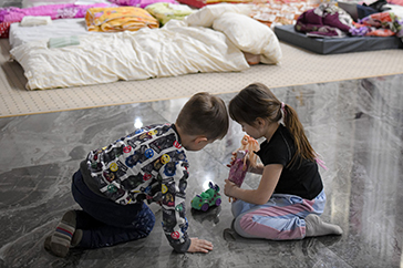 två barn som leker i ett flyktingläger i ett hotel i Rumänien