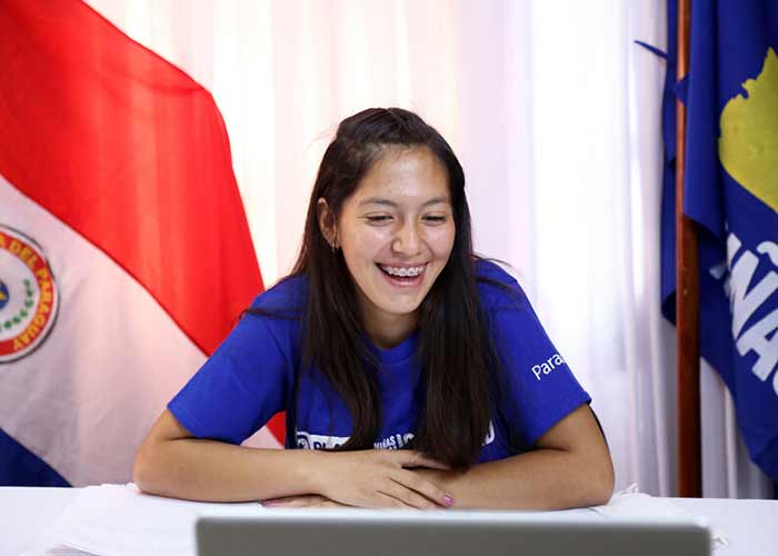 Isabel i Paraguay deltog i kampanjen Girls Takeover i samband med internationella flickdagen och tog då över en plats i regeringen. På bilden deltar hon leende i ett digitalt möte.