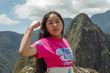 Maybe, 13 år, ser stark ut med Machu Picchu i bakgrunden.