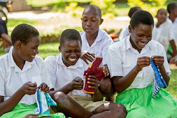 Studenter i Uganda som syr sina egna mensskydd.