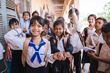 Glada barn vid en skola i Kambodja.
