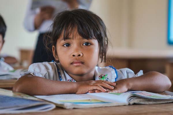 En flicka vid en skolbänk i Kambodja.