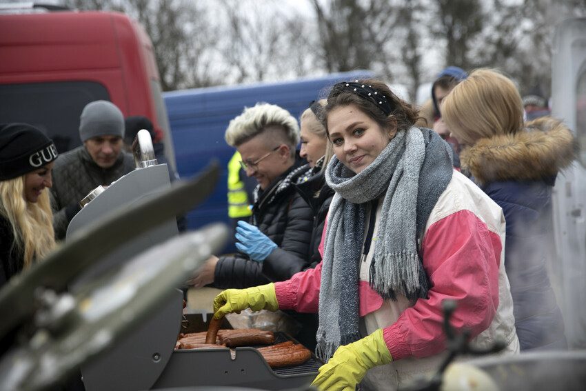 Justina tillagar korv för de flyktingar som kommer från Ukraina till Polen.