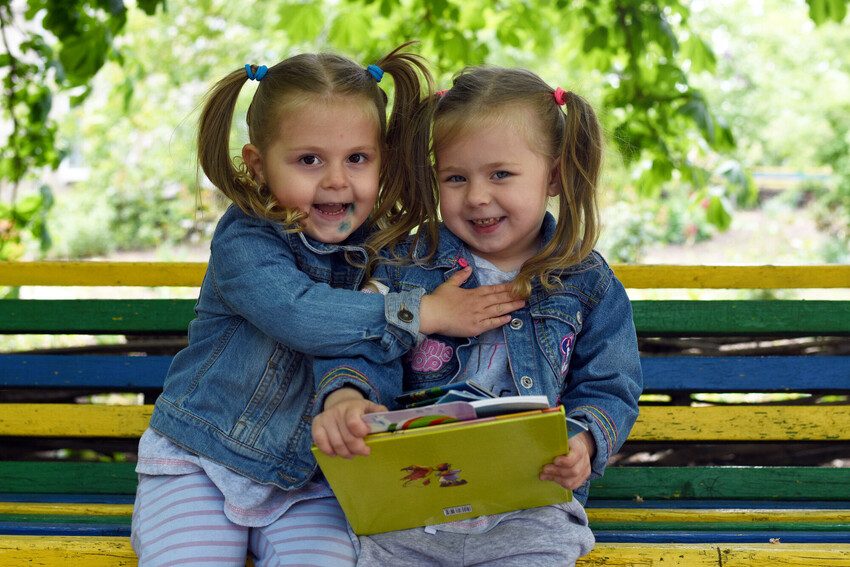 Treåriga tvillingarna Liliana och Diana har flytt från Ukraina till Moldavien.