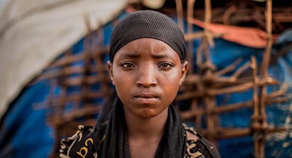 Meron, 11 år, utanför sitt hem i Etiopien.