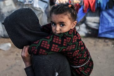 Flicka i ett internflyktingläger i Rafah, Gaza.