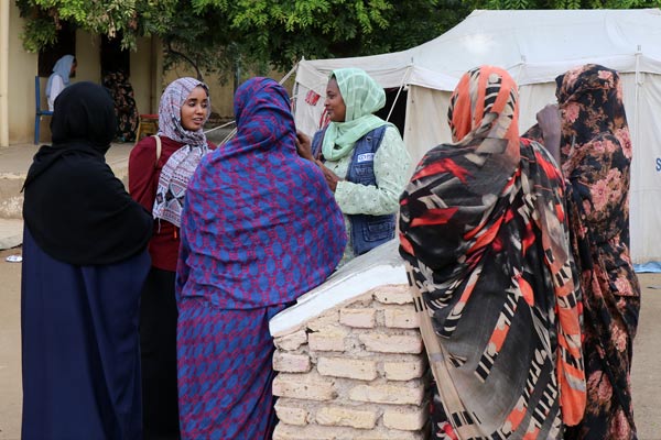 Nahid Ali möter en grupp kvinnor i ett flyktingläger i Sudan.