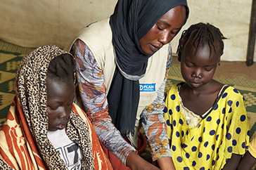 Personal för Plan International vid en barnsäker plats i Sudan.