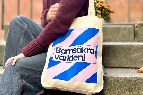 Bilden visar vår välkomstpresent när du blir fadder under oktober: en tygpåse med motivet "Barnsäkra världen".