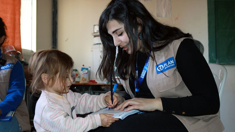 Aseel, 2 år, och hennes familj har flytt från en by i södra Libanon.