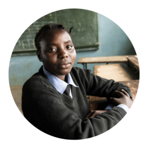 Samira vid skolbänken i Zambia