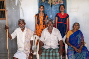 Sangheeta, 19 år från Indien, och hennes familj